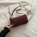 Bolso baguette rectangular rojo oscuro mate con correa y detalles plateados - Rojo