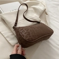 Bolso de hombro elegante para mujer con estampado de leopardo café y acabado mate - Marrón