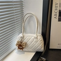Sac fourre-tout matelassé blanc avec breloque nœud en peluche marron sur rebord de fenêtre - Blanc