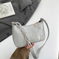 Silberne Baguette-Tasche mit Acrylkette und verstellbarem Lederriemen - Silber