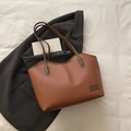 Bolso tote vintage de cuero marrón con textura granulada y correas dobles finas - Marrón