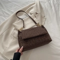 Bolso bandolera de leopardo marrón oscuro con textura mate y detalles dorados - Marrón