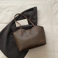 Bolso tote vintage marrón oscuro con textura de cuero granulado y correas de hombro largas - Marrón