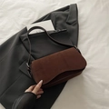 Elegante bolso de hombro en ante marrón oscuro con solapa ondulada y correa fina - Marrón