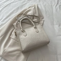 Cremefarbene Handtasche mit Kleeblatt-Prägung, Doppelgriffen und goldener Hardware - Weiß
