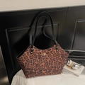 Grote leopard print tote bag met goudkleurig slot en zwarte schouderbanden - Bruin