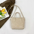 Bolso tipo cubo beige elegante con letras doradas y correa ajustable para mujer - Blanco Roto