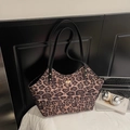 Grote vintage tote tas met luipaardprint, zwarte schouderbanden en gouden sluiting - koffiekleur