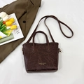 Bolso tipo cubo marrón oscuro efecto cocodrilo con herrajes dorados y asa superior - Marrón