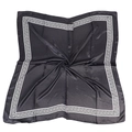 Détail d'un foulard carré en satin noir avec un motif de bordure méandre grecque blanche - Noir