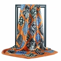 Seidenschal aus Satin mit orangefarbenem Rahmen und Tiermustern im Mix - Großes Quadrat / Orange