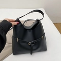 Bolso tote clásico de cuero negro con elegante hebilla dorada y detalle de correa decorativa - Negro