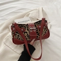 Borsa a spalla leopardata con bordo rosso e fibbia vintage, elegante texture stile crine - Rosso
