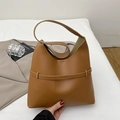 Bolso tote minimalista color marrón caramelo con correa ancha y detalle de hebilla - Marrón