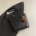 Borsa tote nera in pelle con tracolla regolabile e ciondolo a forma di orso per il lavoro - Con Ciondolo / Nero