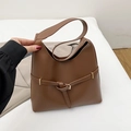 Bolso tote clásico de cuero marrón con asa integrada y hebilla metálica decorativa - Marrón