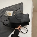 Elegante borsa nera con trama a coccodrillo e manico circolare in metallo argento - Nero