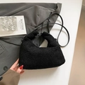 Bolso de hombro media luna en borreguito sintético negro con correa de cuero suave - Negro Grande