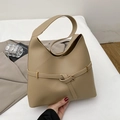 Bolso de hombro en cuero beige mate con hebilla de metal dorado y detalle de nudo elegante - Caqui