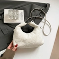 Bolso medialuna de tejido teddy blanco con correa de cuero sobre fondo de chaqueta gris - Blanco Grande