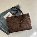 Leoparden-Tote-Bag mit braunen Kunstlederriemen und modischer dekorativer Schnalle - Braun