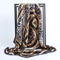 Elegante foulard 90x90cm in raso con stampa leopardata e motivi a catena - Stile Leopardato Catena Nero Oro (MS82) / Nero