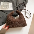 Bolso hobo marrón de borreguito sintético con correa fina de cuero y textura - Café grande