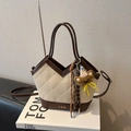 Beige gesteppte Shopper Tasche mit dunkelbraunem Besatz und Bärenanhänger - Mit Anhänger / Gebrochenes Weiß