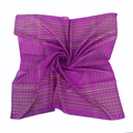 Détail du foulard en coton violet avec fils dorés tissés et motifs à petits carreaux - 90cmx90cm / Violet Rose