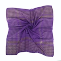 Gros plan d'un châle en coton violet avec fils dorés disposé en spirale sur fond blanc - 90cmx90cm / Violet Raisin
