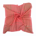 Détails du châle en coton rose avec des fils métalliques dorés sur fond blanc - 90cmx90cm / Rouge pastèque