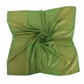 Détail d'un foulard en coton vert avec motif à carreaux en fil d'or et texture - 90cmx90cm / Vert Fruit