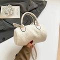 Weiße Lammwoll-Zylindertasche mit beigen Ledergriffen und abnehmbarem Schultergurt - Weiß