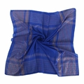Détail d'un foulard en coton bleu montrant les fils métalliques fins dorés et rouges - 90cmx90cm / Bleu