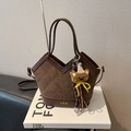 Braune gesteppte Eimer-Tasche aus Wildleder mit Lederbesatz und Bären-Anhänger - Mit Anhänger / Braun