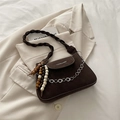 Borsa a tracolla retrò marrone scuro con trama opaca e nappe di perline decorative - Caffè Con Pendente