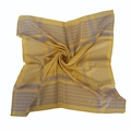 Vue détaillée du foulard à carreaux jaune gingembre avec de fines rayures rouges et bleues - 90cmx90cm / Jaune