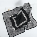 Elegante foulard in seta 90x90cm con motivo paisley bianco e nero e bordo geometrico - Nero
