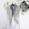 Classico foulard in seta a quadri bianco e nero da donna abbinato a camicia bianca - Bianco