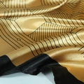 Carré de soie luxueux en satin doré avec imprimé géométrique à losanges noirs chic - Or