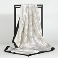 Foulard effet soie 90x90cm avec base crème et imprimé géométrique noir moderne - Blanc