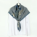 Seidenschal mit Hahnentritt-Leopardenmuster und eleganter goldener Schnalle auf Hemd - Denim-Blau