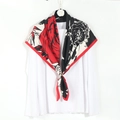 Satin-Hijab-Schal 90x90cm mit roten abstrakten Blumen und schwarzen Mustern - Großes Quadratisches Tuch / Rose Rot