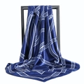 Foulard satiné bleu marine à imprimé chaîne suspendu sur un cadre métallique - Bleu