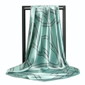 Élégant foulard en soie vert menthe de 90cm avec motifs chaînes sur support minimaliste - Vert Haricot