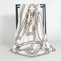 Carré de soie élégant 90cm avec motif de chaîne géométrique noir et blanc sur support - Blanc