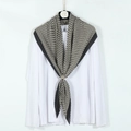 Sciarpa a pieghe a righe con fibbia in metallo dorato da donna con motivo nero e bianco - 90x90cm / Nero a Strisce