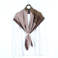 Elegante foulard in seta marrone con motivo pied-de-poule e fibbia ad anello d'oro - 90x90cm / Marrone