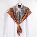 Retro Seiden-Satin-Viereckschal in Orange und Beige auf einem weißen Hemd - Orange