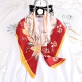 Elegante pañuelo de seda de 90x90cm con estampado floral de conchas y bordes vivos - Rojo Conchas Floral